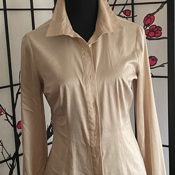 Beige ladies blouse seldom worn size small - Picture 4 of 4